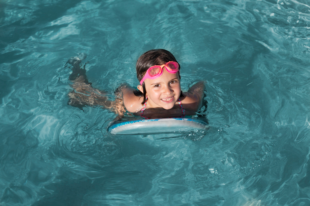 10 аксессуаров для обучения детей плаванию